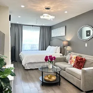 Homestay Modern Lux Family - Kingbed - Near Sheppard W Station, Toronto