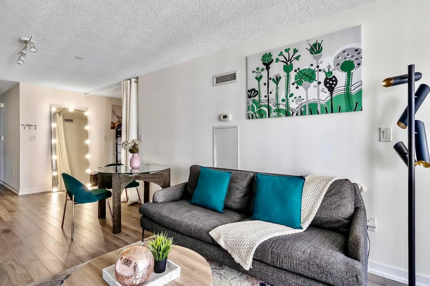 Cozy Condo Downtown Toronto Apartment