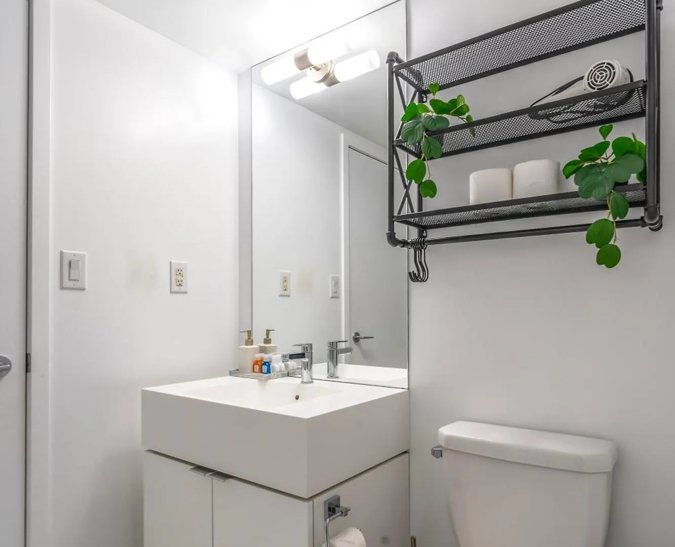 Cozy Condo Downtown Toronto Apartment